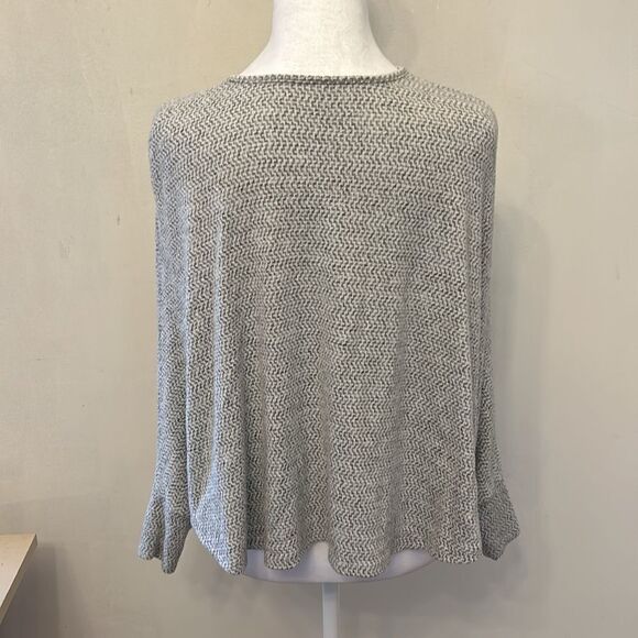 Erge gray white patterned bat wing top Size M EUC - Picture 4 of 8